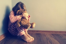 Adolescentă de 13 ani, abuzată de vecinul cu 60 de ani mai mare. Bărbatul a drogat-o şi a bătut-o împreună cu alţi indivizi